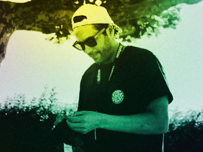 Manu Cossu doing something with his hands.